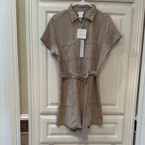 Nicole Miller Beige Short Sleeve Romper. Size 10